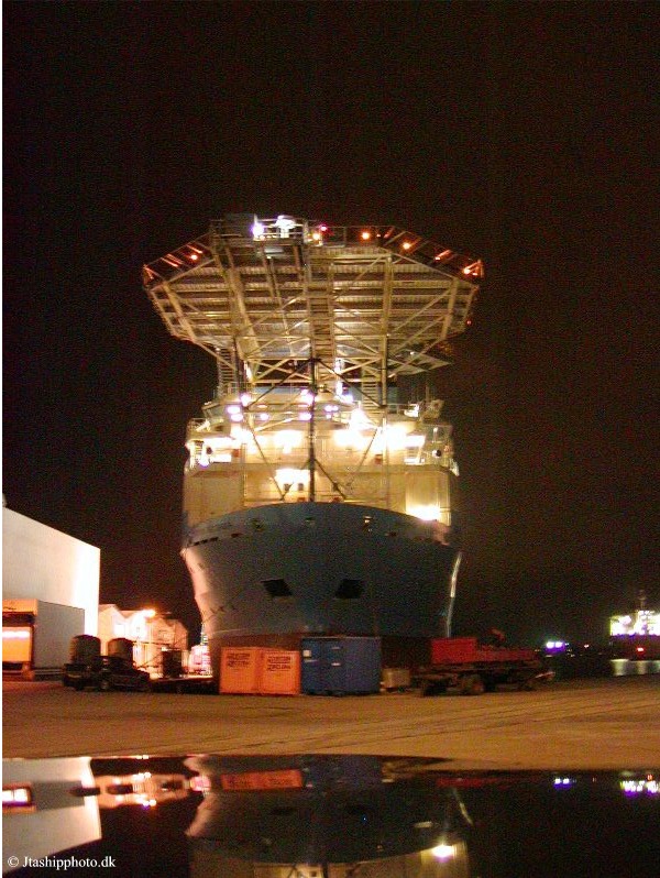 Maersk Recorder by night1